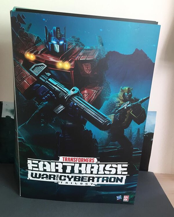 Transformers Earthrise Retailer Incentive Gift Box, Poster And Pin Sets  (6 of 6)